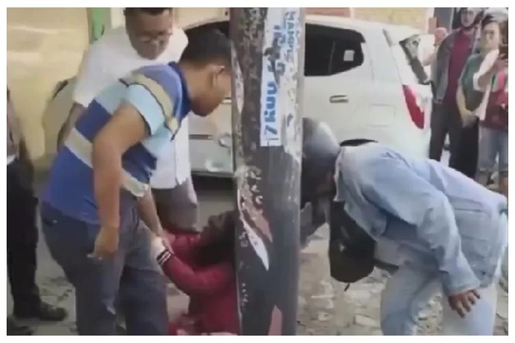 Seorang wanita yang diduga  ODGJ nekat membakar sepeda motor milik Satlantas. (X @bacottetangga__)
